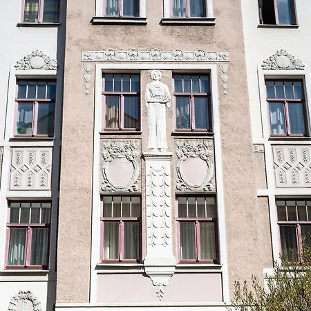 Art Nouveau Gem In Embassy District * ריגה
